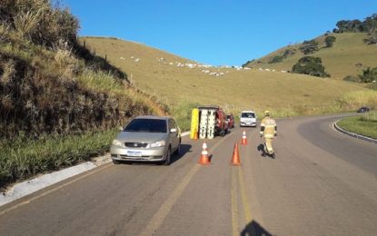 Colisão entre um micro-ônibus e um caminhão deixa feridos em Muriaé