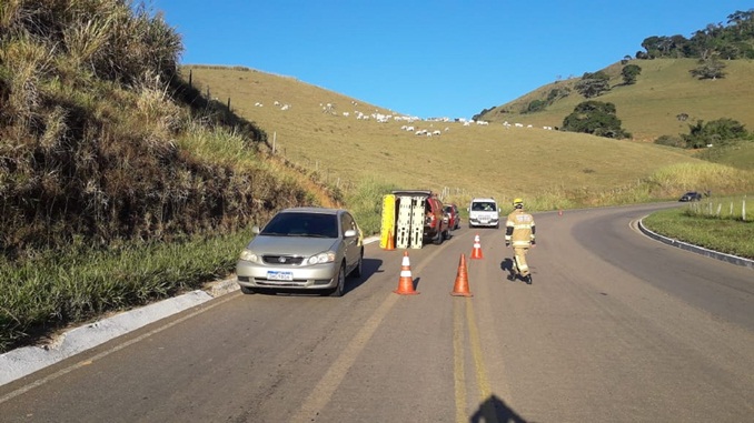Colisão entre um micro-ônibus e um caminhão deixa feridos em Muriaé