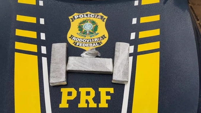 2kg de maconha são apreendidos em ônibus na BR-116 em Leopoldina