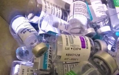 Descarte irregular de seringas e frascos de vacinas contra a Covid é investigado em Montes Claros