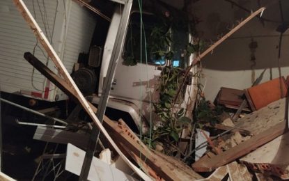 Caminhão desgovernado atinge quatro residências em Araxá