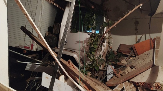 Caminhão desgovernado atinge quatro residências em Araxá