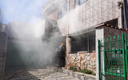 Corpo de Bombeiros é acionado para combater incêndio em residência no Bairro do Campo, em Barbacena