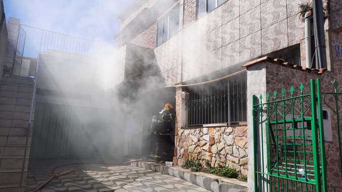 Corpo de Bombeiros é acionado para combater incêndio em residência no Bairro do Campo, em Barbacena
