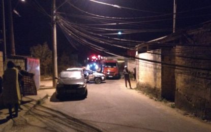 Motorista embriagado foge de blitz, derruba poste e é preso