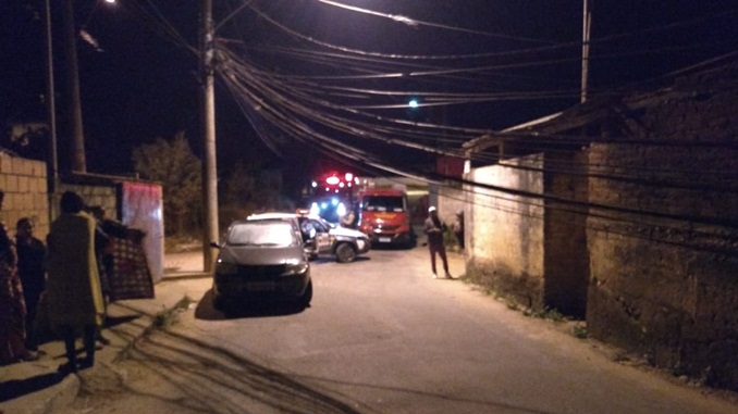 Motorista embriagado foge de blitz, derruba poste e é preso