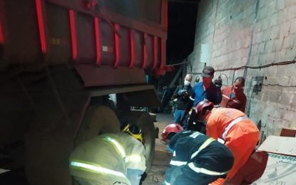 Homem morre prensado por caminhão enquanto trabalhava em oficina