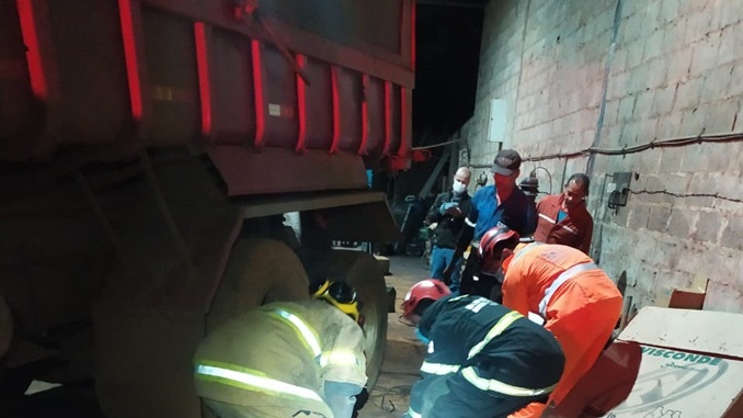 Homem morre prensado por caminhão enquanto trabalhava em oficina