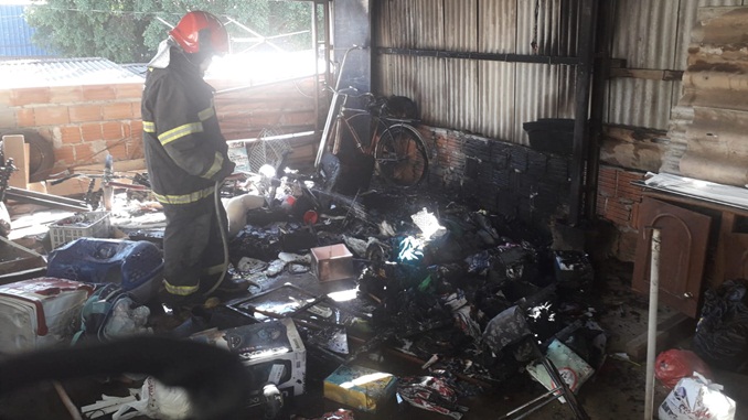 Incêndio atinge segundo andar de residência, em São João del-Rei