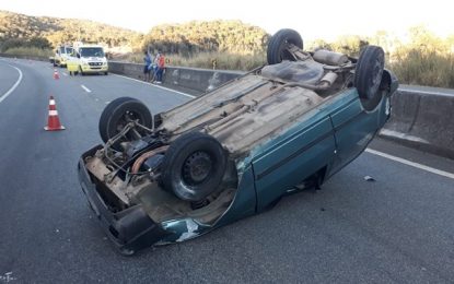 Carro capota na BR-040 e deixa uma pessoa ferida