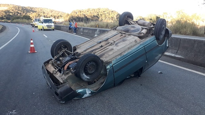 Carro capota na BR-040 e deixa uma pessoa ferida
