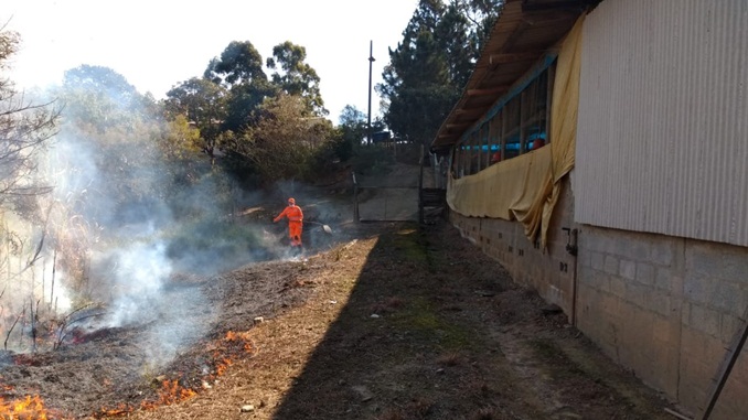 Incêndio atinge chácara e ameaça granja