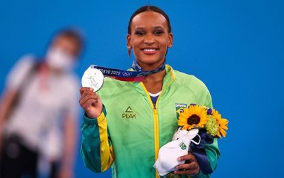 Rebeca Andrade fatura prata, 1ª medalha na ginástica feminina do país