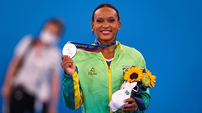 Rebeca Andrade fatura prata, 1ª medalha na ginástica feminina do país