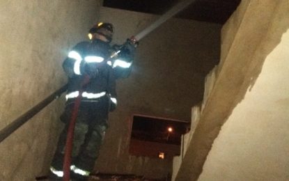 Bombeiros combatem principio de incêndio em prédio no bairro Vilela