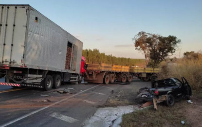 Acidente com três veículos deixa dois feridos na BR-135