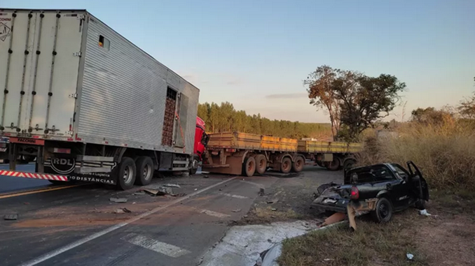 Acidente com três veículos deixa dois feridos na BR-135