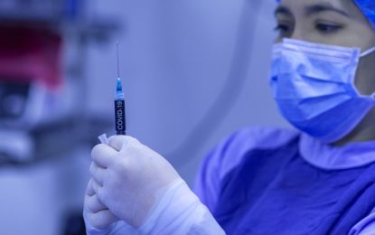 Zema antecipa em um mês calendário de vacinação contra Covid-19; veja