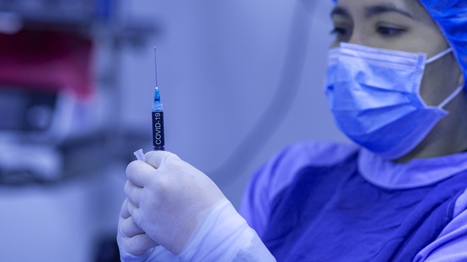 Zema antecipa em um mês calendário de vacinação contra Covid-19; veja