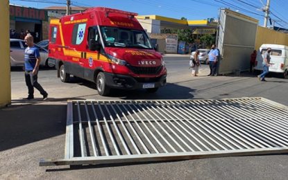 Criança é socorrida com traumatismo craniano após ser atingida por portão em Montes Claros