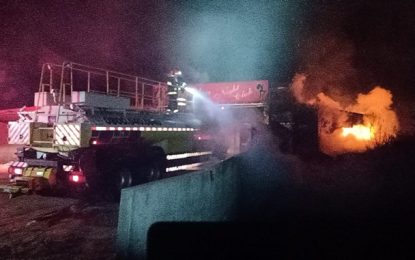 Bombeiros combatem incêndio as margens da BR-040 próximo a casa de show