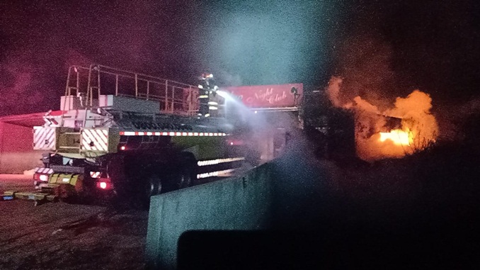 Bombeiros combatem incêndio as margens da BR-040 próximo a casa de show