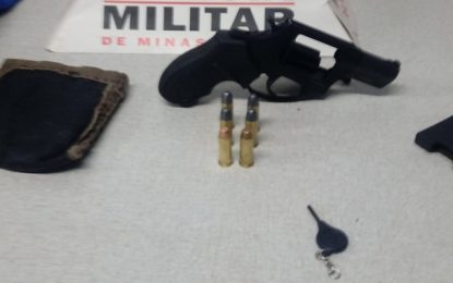 PM prende três e apreende arma de fogo no Bairro Amália Rodrigues, em Ouro Branco