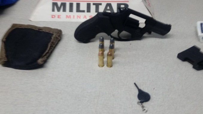 PM prende três e apreende arma de fogo no Bairro Amália Rodrigues, em Ouro Branco