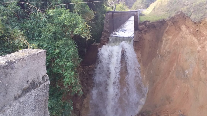 Adutora se rompe na região do Faria