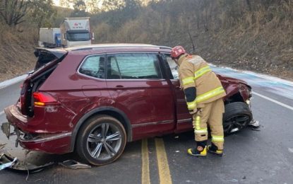 Acidente com caminhão deixa quatro pessoas feridas na BR-251, em Salinas