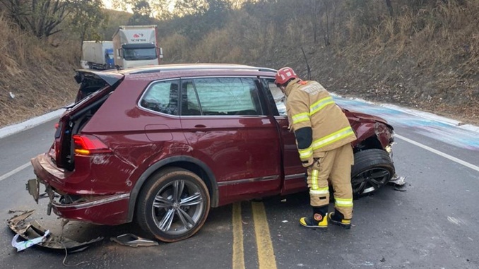 Acidente com caminhão deixa quatro pessoas feridas na BR-251, em Salinas