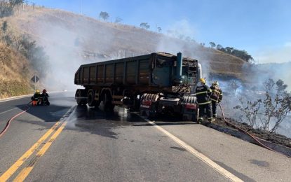 Incêndio em carreta na BR-265 próximo a ponte em Caeiro