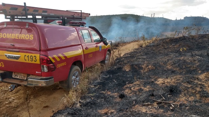 Bombeiros combatem incêndios em vegetação