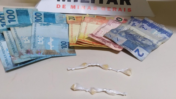 Homem é preso após tentar esconder pedras de crack na boca, no bairro São Pedro