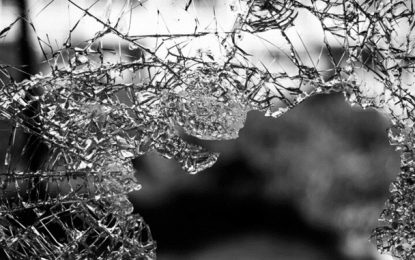 Duas pessoas morreram carbonizadas após acidente entre carro e carreta na BR-431, em Itaúna