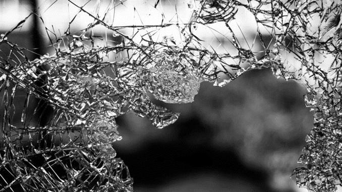 Duas pessoas morreram carbonizadas após acidente entre carro e carreta na BR-431, em Itaúna