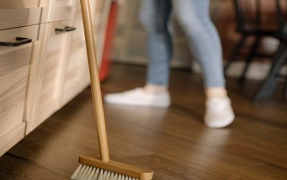 Bebê de um mês é atingido na cabeça com cabo de vassoura, em Montes Claros