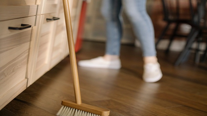 Bebê de um mês é atingido na cabeça com cabo de vassoura, em Montes Claros