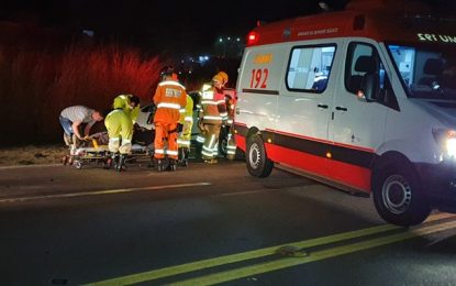 Veículo cai em ribanceira e outro roda na pista após acidente na BR-040