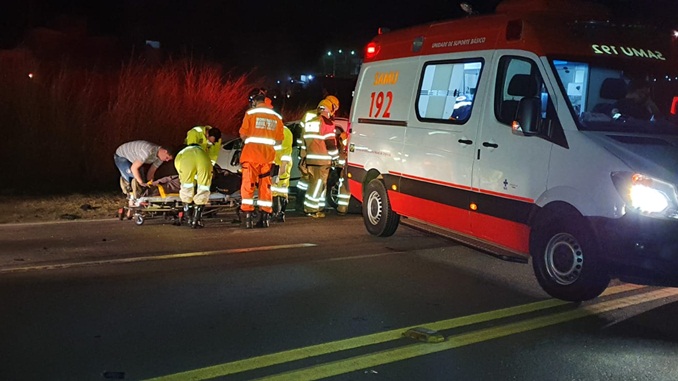 Veículo cai em ribanceira e outro roda na pista após acidente na BR-040