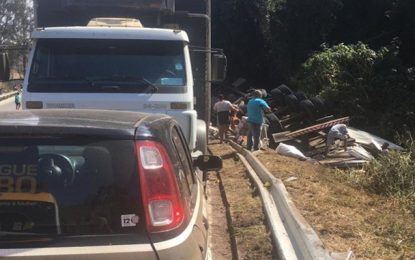PCMG prende seis pessoas suspeitas de saquear carga de caminhão tombado na BR-040