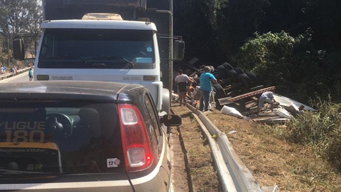 PCMG prende seis pessoas suspeitas de saquear carga de caminhão tombado na BR-040