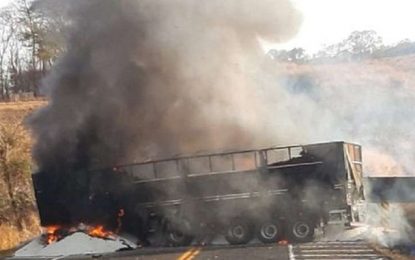 Acidente com três veículos deixa uma pessoa morta na BR-153, no Triângulo Mineiro