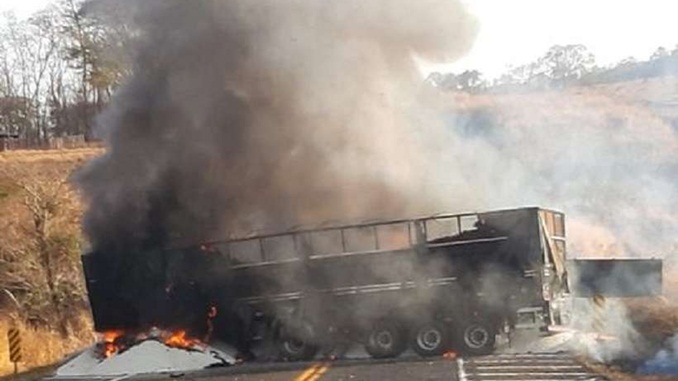 Acidente com três veículos deixa uma pessoa morta na BR-153, no Triângulo Mineiro