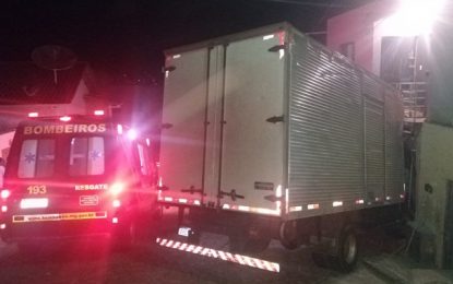 Caminhão invade residência e deixa morador ferido