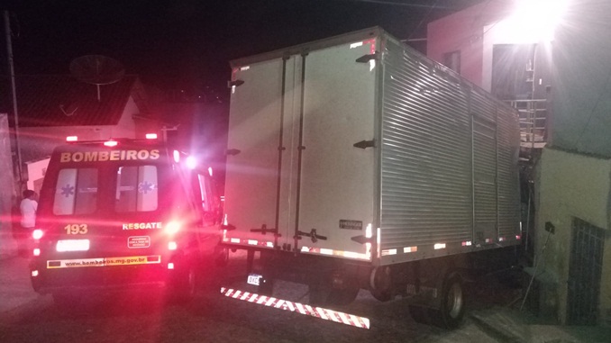 Caminhão invade residência e deixa morador ferido