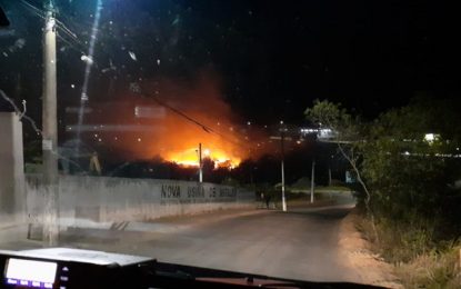 Bombeiros atendem ocorrência de incêndio em vegetação