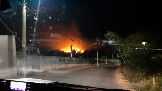 Bombeiros atendem ocorrência de incêndio em vegetação