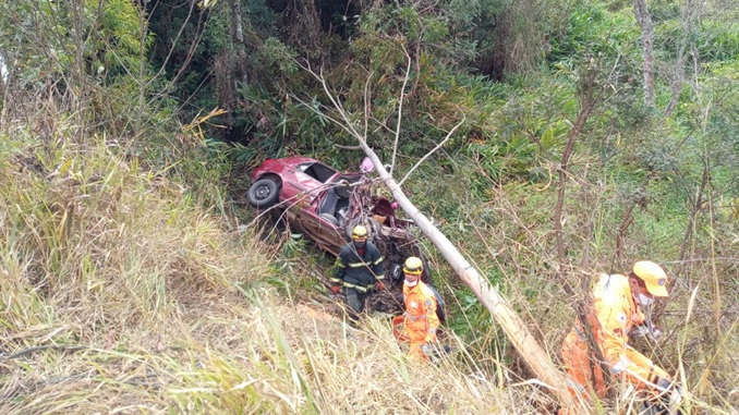 Acidente automobilístico envolvendo três vítimas, sendo uma fatal