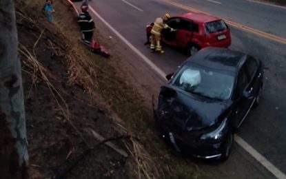 Acidente automobilístico envolvendo dois veículos, na BR-040